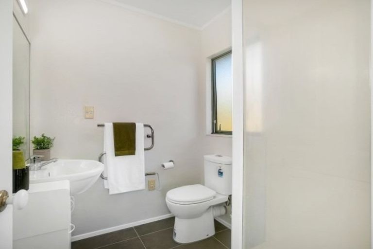 Photo of property in 1/4 De Havilland Drive, Goodwood Heights, Auckland, 2105