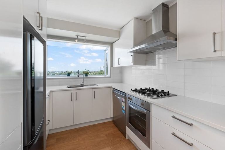 Photo of property in 1/76 Totaravale Drive, Totara Vale, Auckland, 0629