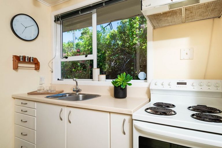 Photo of property in 8 Link Road, Newlands, Wellington, 6037