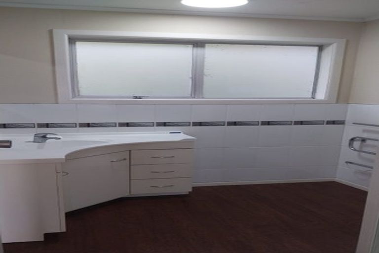 Photo of property in 1/5 Kathleen Street, Totara Vale, Auckland, 0627