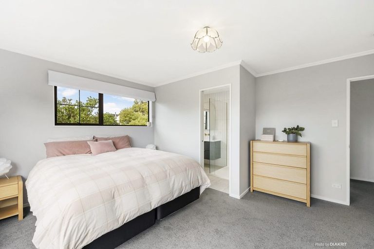 Photo of property in 17 Paddington Grove, Karori, Wellington, 6012