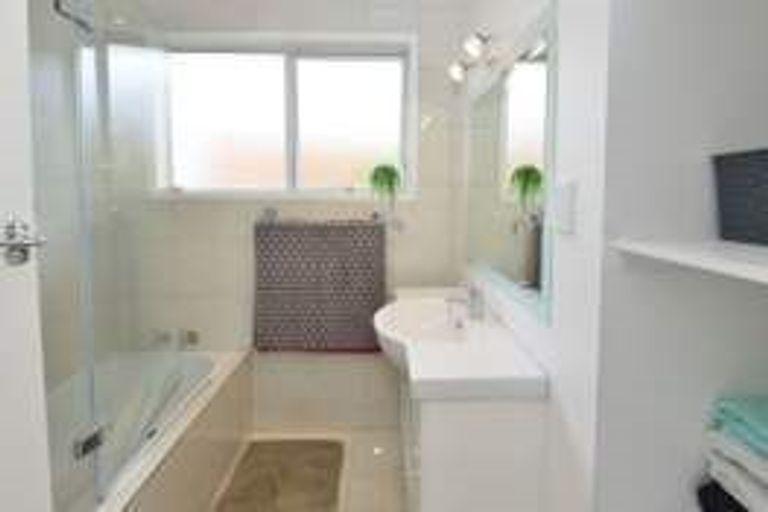 Photo of property in 1/330 Glenfield Road, Glenfield, Auckland, 0629