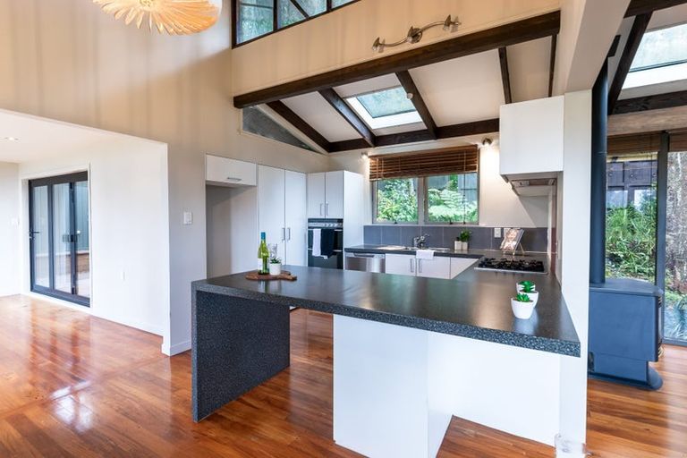 Photo of property in 10 Rangiwai Road, Titirangi, Auckland, 0604