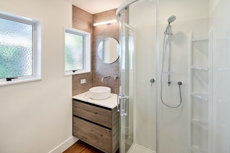 Photo of property in 21 Rewarewa Crescent, Waikanae, 5036