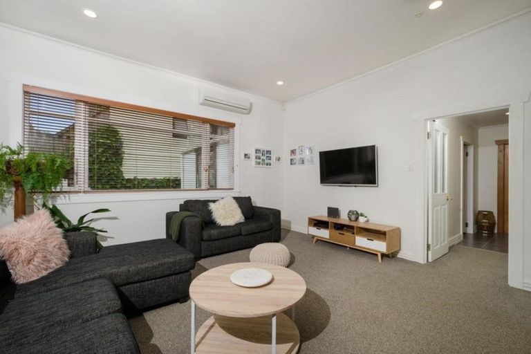 Photo of property in 26 Sunnyside Road, Sunnyvale, Auckland, 0612