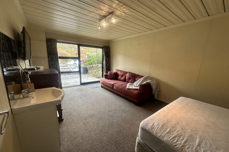 Photo of property in 6 Mckibbin Place, Arrowtown, 9302