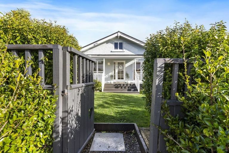 Photo of property in 120 Island Bay Road, Beach Haven, Auckland, 0626