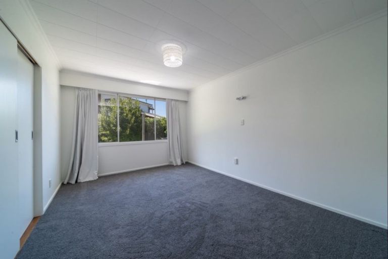 Photo of property in 22 Wynyard Crescent, Fernhill, Queenstown, 9300