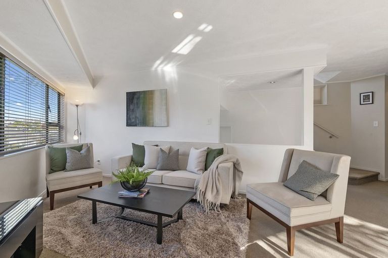 Photo of property in 1/5 Masterton Road, Rothesay Bay, Auckland, 0630