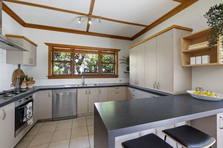 Photo of property in 32 Cutfield Road, New Plymouth, 4310