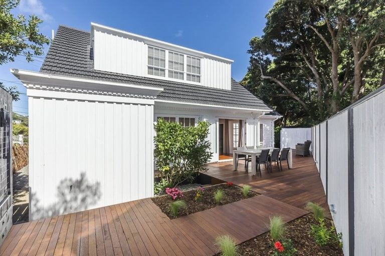 Photo of property in 2 Tio Tio Road, Miramar, Wellington, 6022