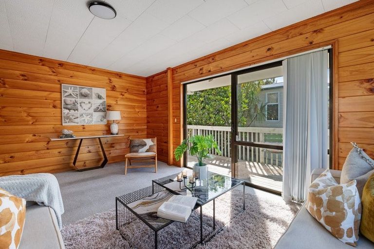 Photo of property in 16 Noeleen Street, Glenfield, Auckland, 0629