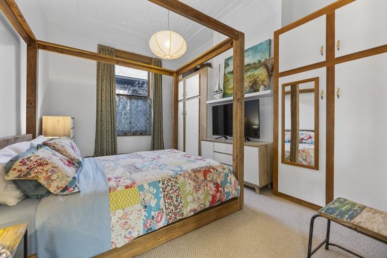 Photo of property in 127 Hargest Crescent, Saint Clair, Dunedin, 9012