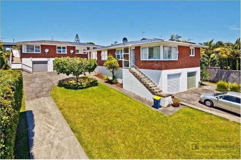 Photo of property in 2/4 Kowhai Road, Campbells Bay, Auckland, 0630