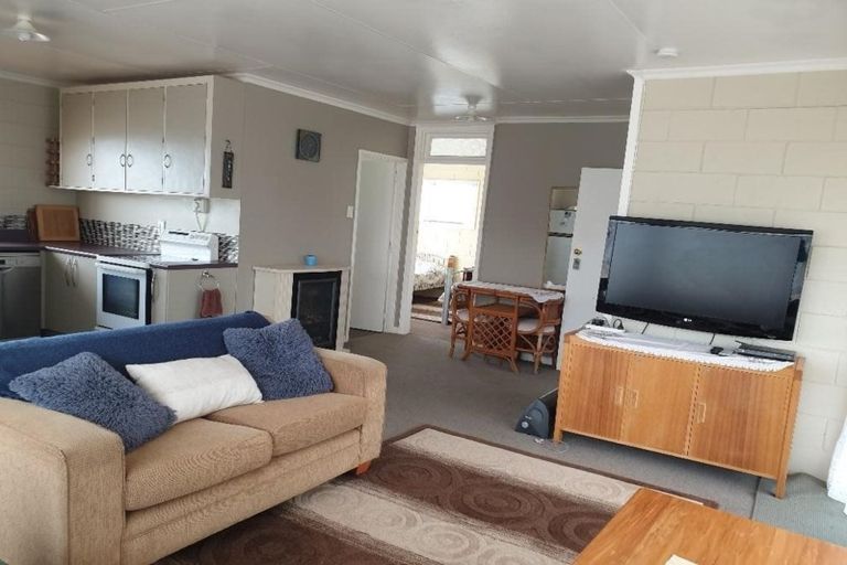 Photo of property in 38 Okiwa Terrace, Waiinu Beach, Whanganui, 4588