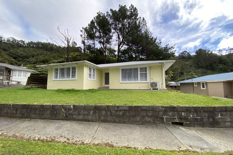 Photo of property in 19 Shackleton Grove, Stokes Valley, Lower Hutt, 5019