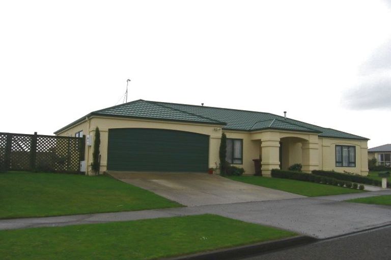 Photo of property in 2 Logan Place, Kelvin Grove, Palmerston North, 4414