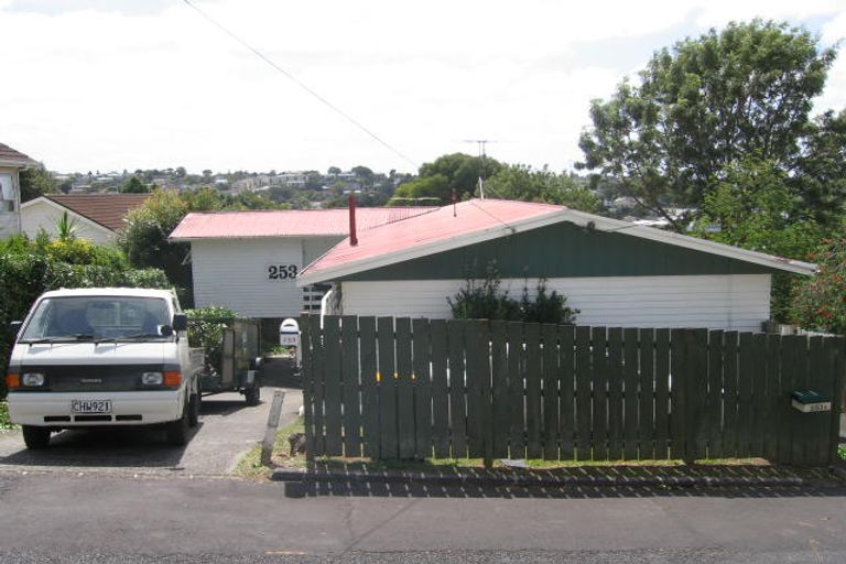 Photo of property in 2/253 Wairau Road, Totara Vale, Auckland, 0627