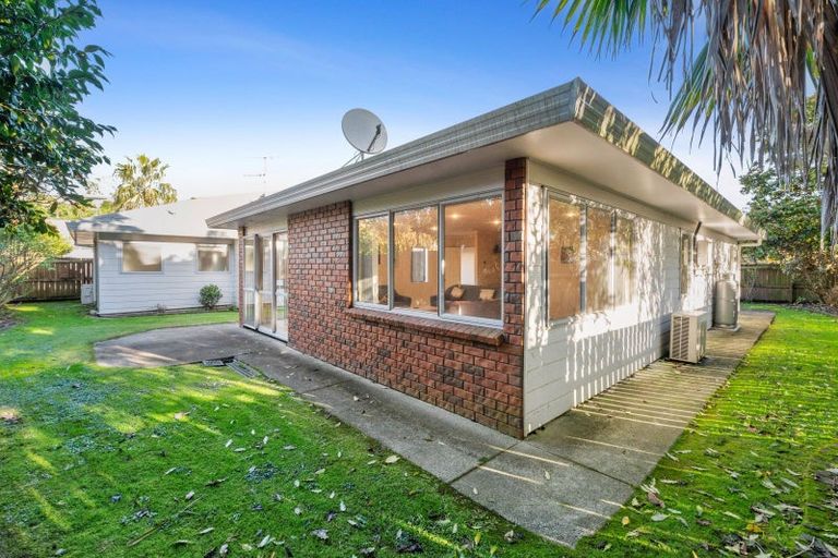Photo of property in 16 Capricorn Place, Kawaha Point, Rotorua, 3010