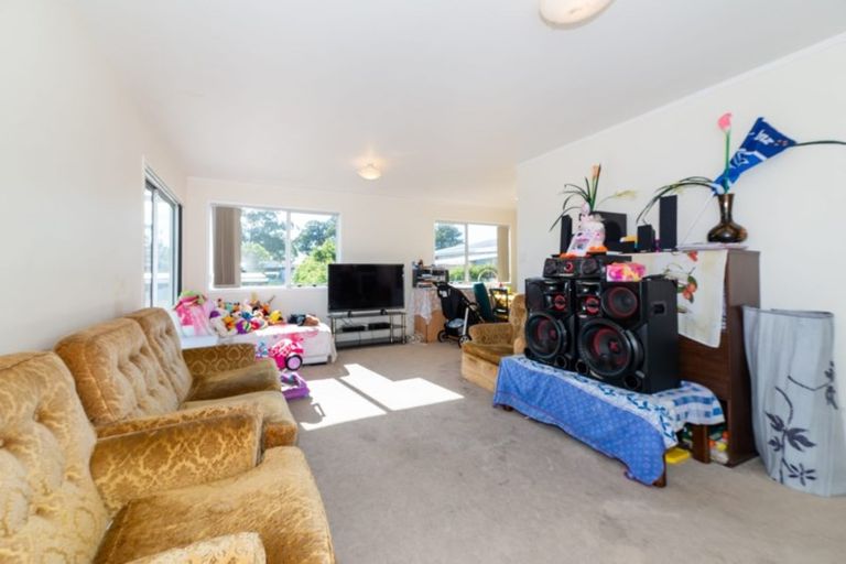 Photo of property in 1/15 Frobisher Way, Clendon Park, Auckland, 2103