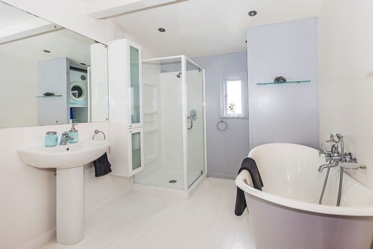 Photo of property in 117 Breaker Bay Road, Breaker Bay, Wellington, 6022