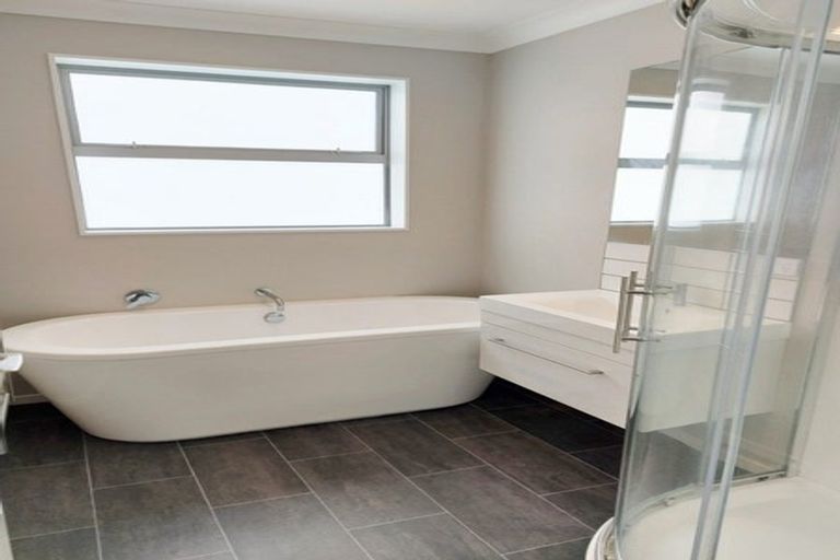 Photo of property in 31 Percy Kinsman Crescent, Riverstone Terraces, Upper Hutt, 5018