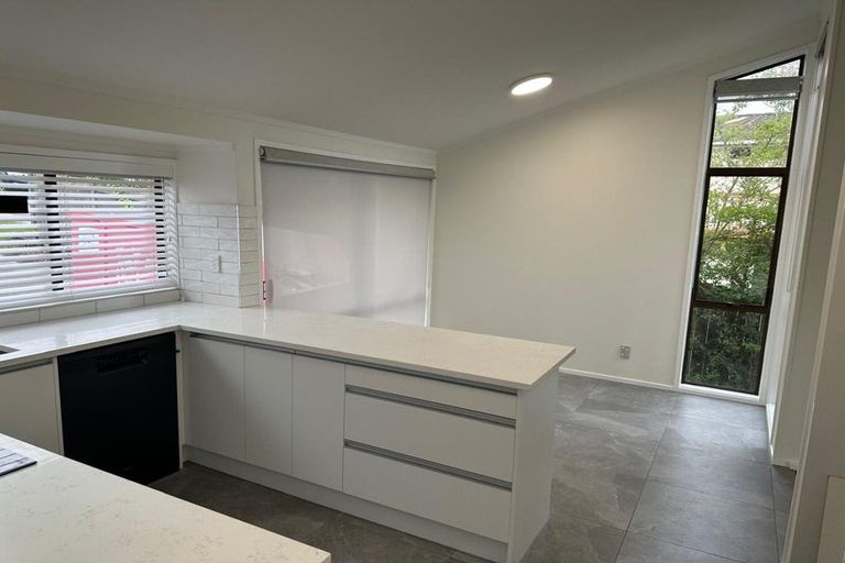 Photo of property in 2/6 Clare Place, Glenfield, Auckland, 0629