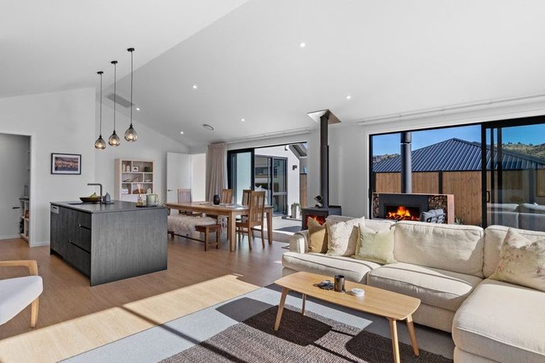 Photo of property in 32 Plough Street, Jacks Point, 9371