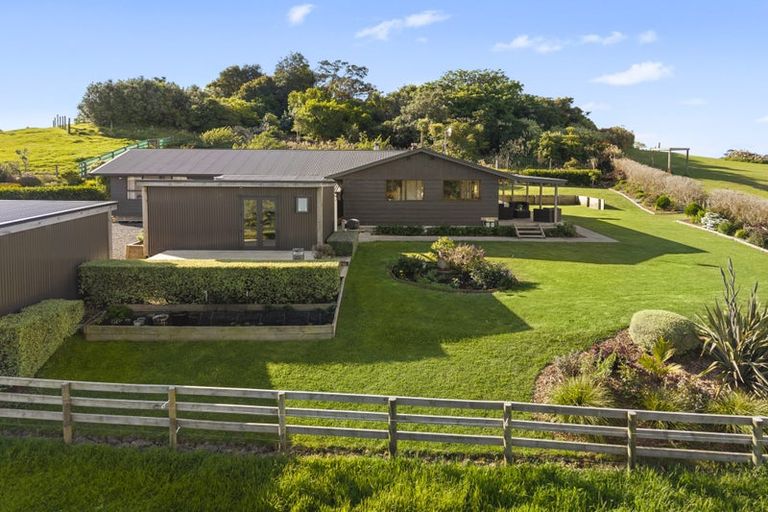 Photo of property in 44b Crosland Road, South Head, 0874