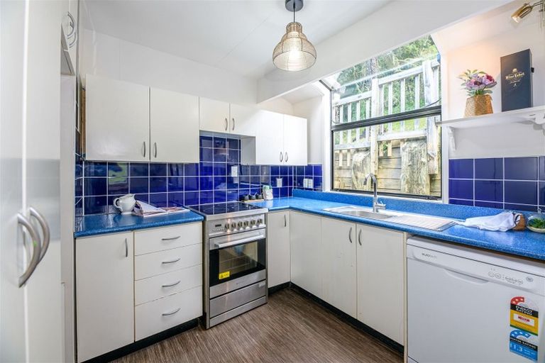 Photo of property in 1/8 Heatherleigh Rise, Northcross, Auckland, 0632