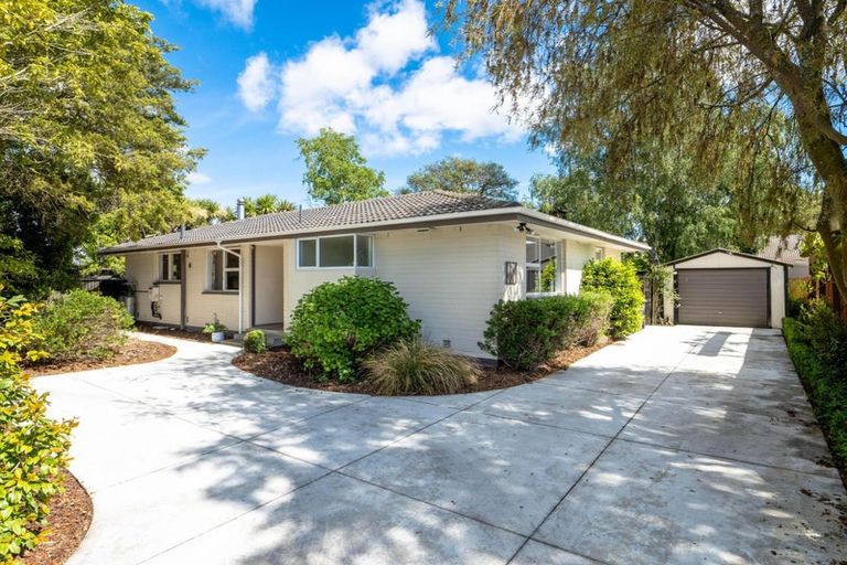 Photo of property in 12 Saunders Place, Redwood, Christchurch, 8051