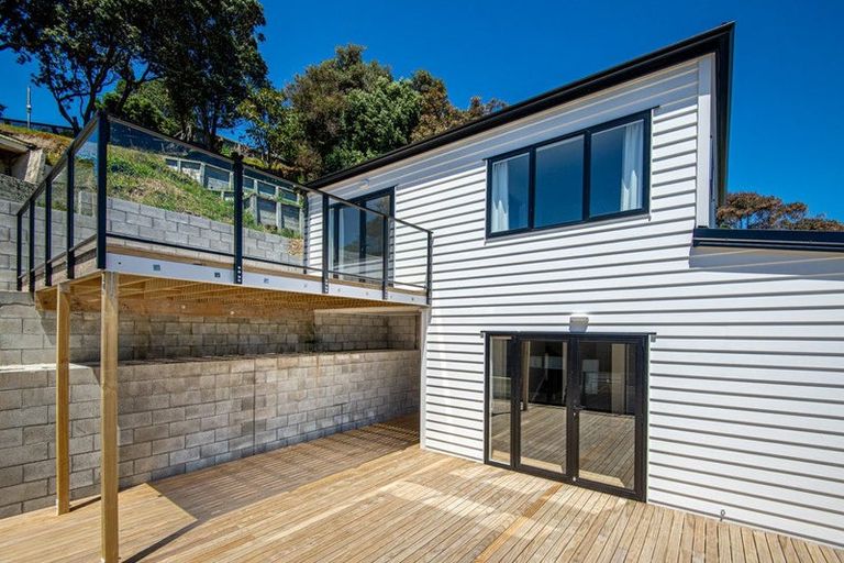 Photo of property in 6a Grays Road, Plimmerton, Porirua, 5026