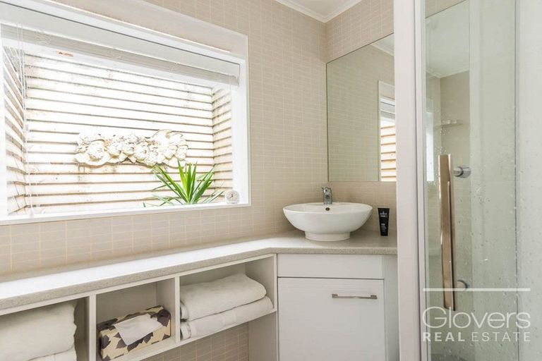 Photo of property in 52 Kaurilands Road, Titirangi, Auckland, 0604