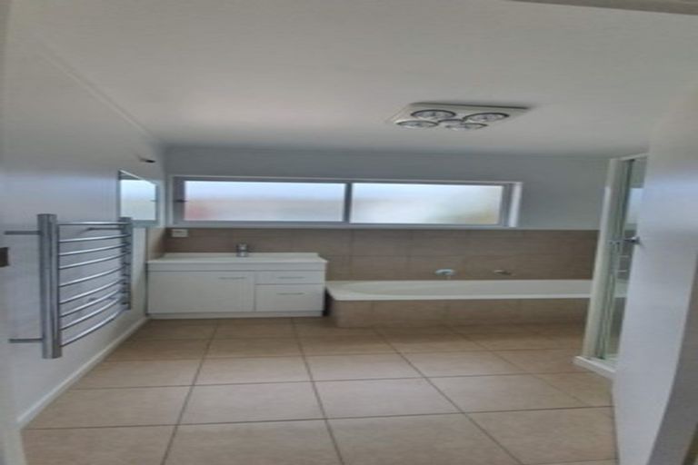 Photo of property in 98 Botany Road, Botany Downs, Auckland, 2010