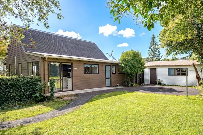 Photo of property in 2 Raelene Place, Massey, Auckland, 0614