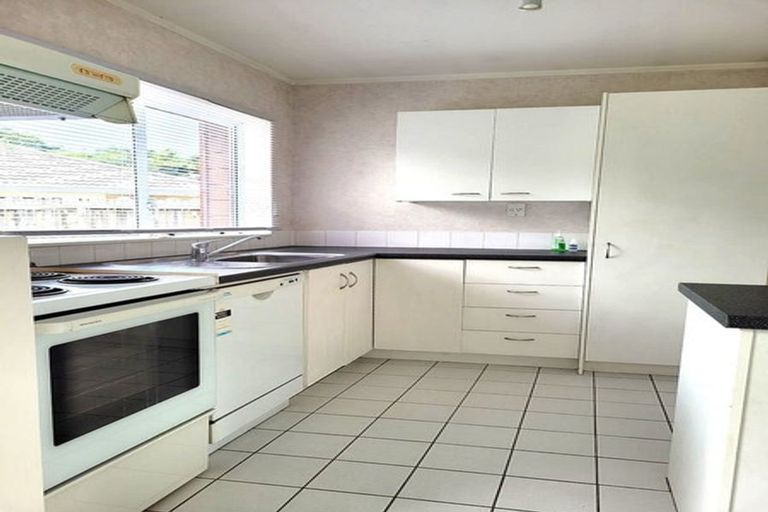 Photo of property in 14 Lanier Place, Glendene, Auckland, 0602