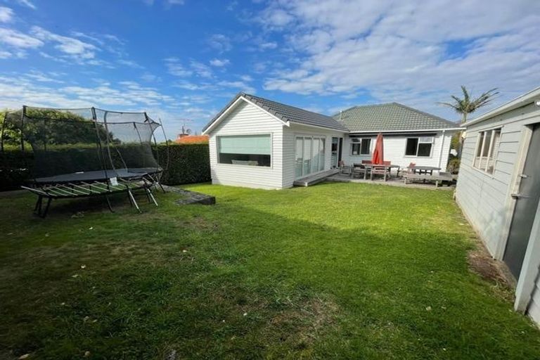 Photo of property in 16 Massey Avenue, Greenlane, Auckland, 1061