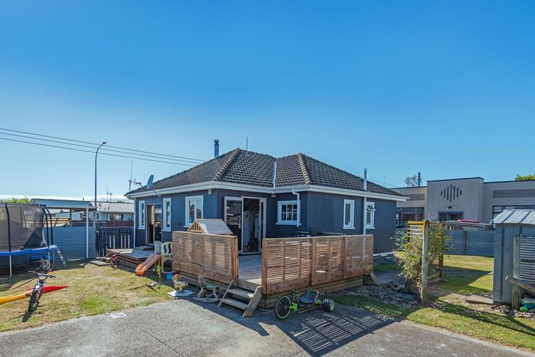 Photo of property in 135 Roberts Line, Kelvin Grove, Palmerston North, 4414