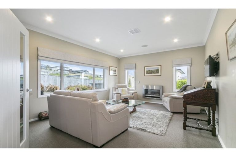 Photo of property in 15 Canary Way, Whitby, Porirua, 5024