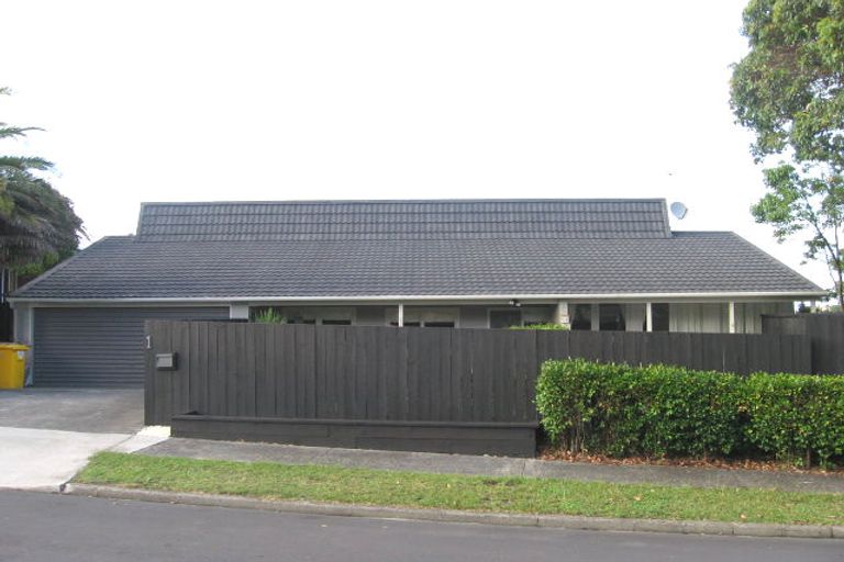 Photo of property in 1 Makepiece Place, Chatswood, Auckland, 0626