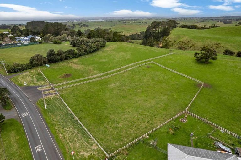 Photo of property in 2594 Awhitu Road, Awhitu, 2684