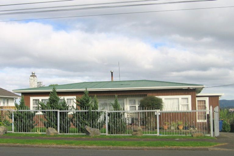 Photo of property in 1/180 Waimumu Road, Massey, Auckland, 0614