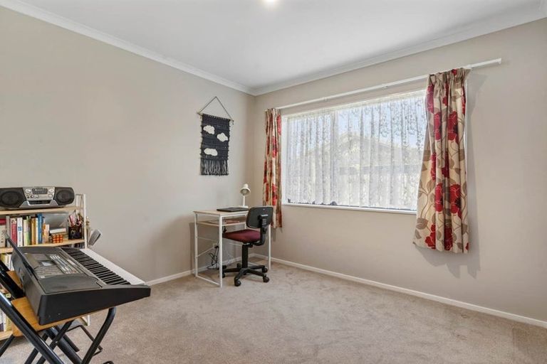 Photo of property in 90 Buscomb Avenue, Henderson, Auckland, 0610