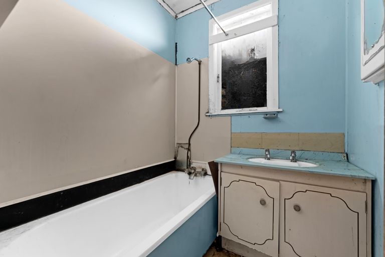 Photo of property in 12 Ozich Avenue, Te Atatu South, Auckland, 0610