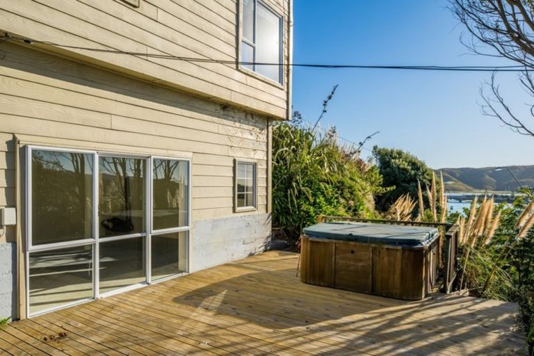 Photo of property in 15 Paekakariki Hill Road, Pauatahanui, Porirua, 5381