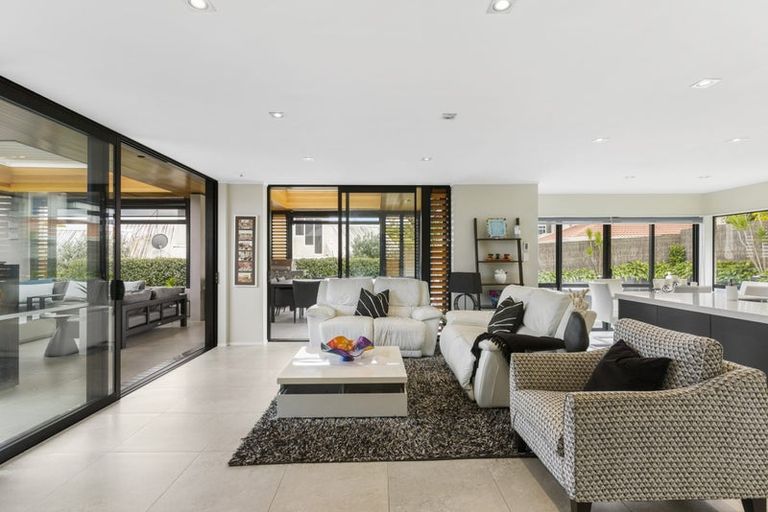 Photo of property in 29 Wiltshire Place, Somerville, Auckland, 2014