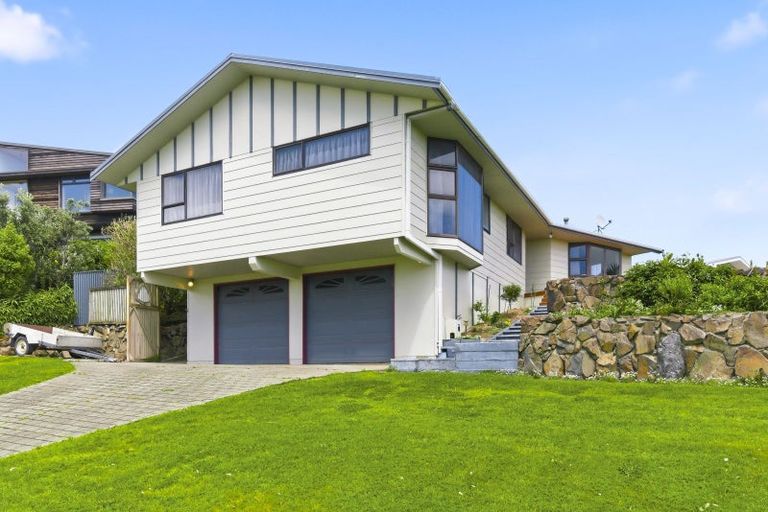Photo of property in 2 Sunset Terrace, Waikanae Beach, Waikanae, 5036