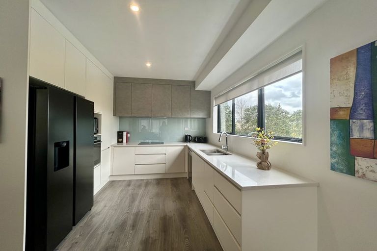 Photo of property in 2/13 Oteha Valley Road, Northcross, Auckland, 0632