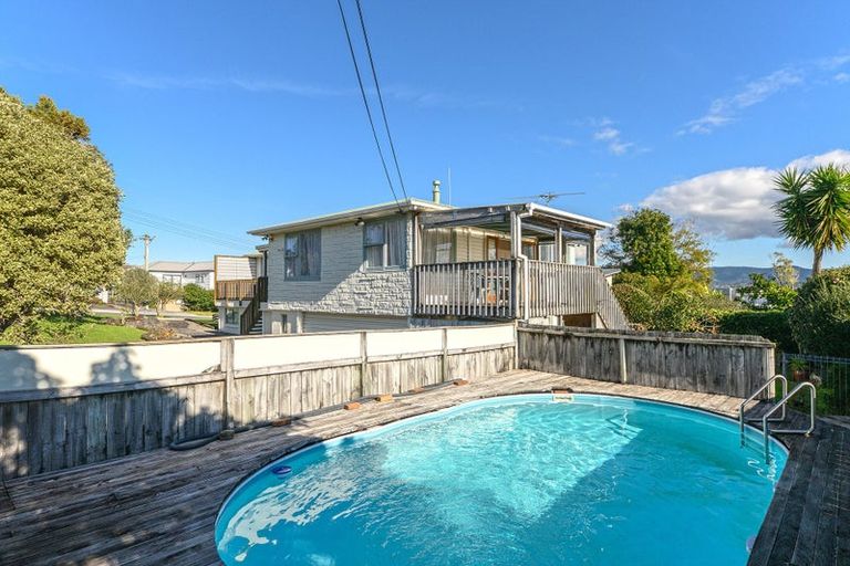 Photo of property in 18 Lavelle Road, Henderson, Auckland, 0612