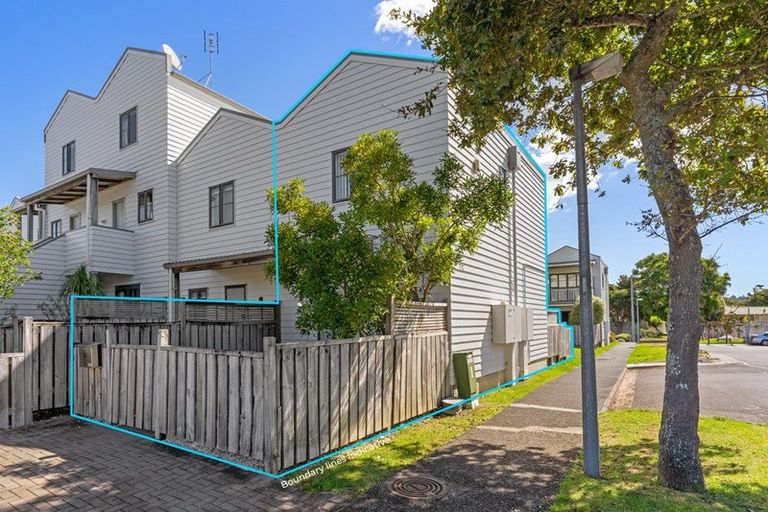 Photo of property in 1/8 Carolina Place, Albany, Auckland, 0632